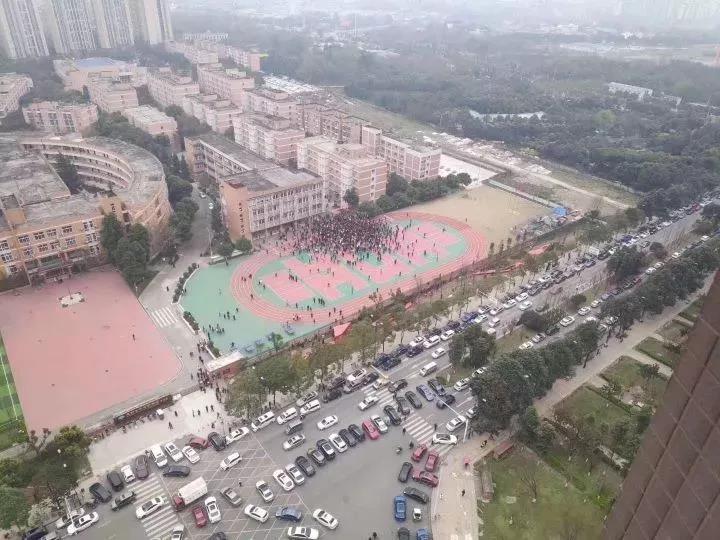 成都七中实验学校食堂材料发霉图片